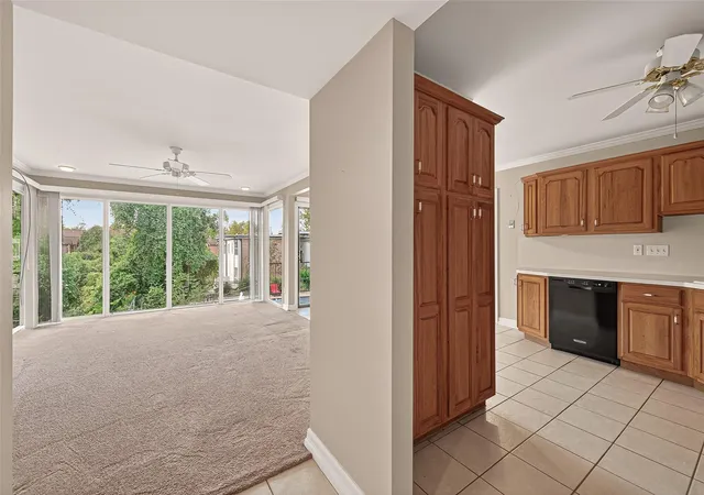 4th image of 8211 Katy Fwy #19, Houston, TX 77024 | MLS# 83893664