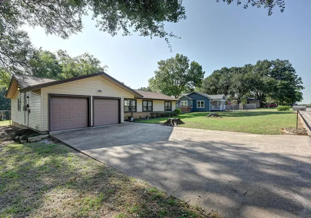 2nd image of 201 S Dixie St, Brenham, TX 77833 | MLS# 91865601