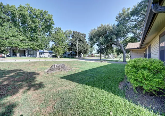 4th image of 201 S Dixie St, Brenham, TX 77833 | MLS# 91865601