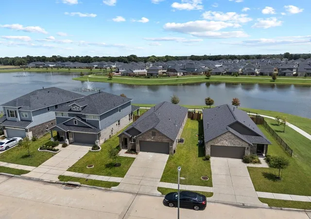 Photo 3 of Sale Pending at 15427 Bollardpoint Ln, Houston, TX 77053 | MLS# 76183153 | Listing updated on 2026-09-15