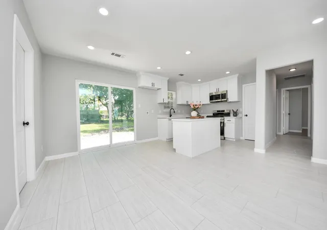 3rd image of 5835 Kenilwood Dr, Houston, TX 77033 | MLS# 91604718