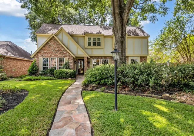 2nd image of 18019 Shadow Valley Dr, Spring, TX 77379 | MLS# 83033959