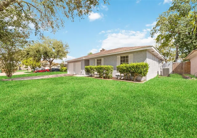 2nd image of 6111 Westbranch Dr, Houston, TX 77072 | MLS# 76803724