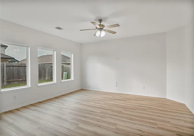 4th image of 10511 Kings River Dr, Rosharon, TX 77583 | MLS# 58133224