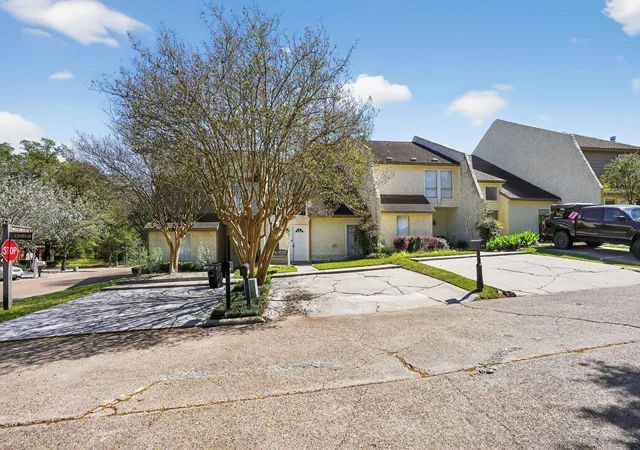 Photo 3 of Sale Pending at 12203 Glenview Dr, Montgomery, TX 77356 | MLS# 85762798 | Listing updated on 2026-08-22