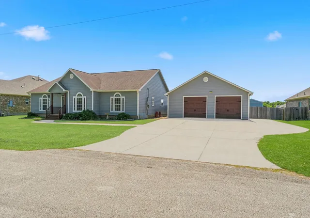 3rd image of 1320 Oregon St, La Porte, TX 77571 | MLS# 27831247