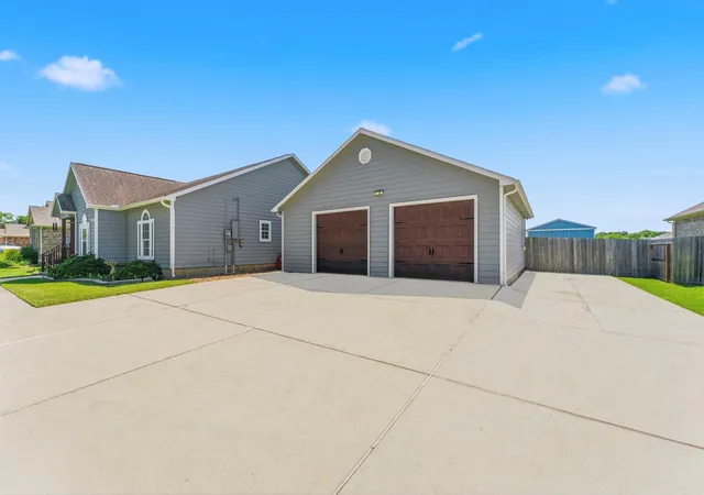 4th image of 1320 Oregon St, La Porte, TX 77571 | MLS# 27831247