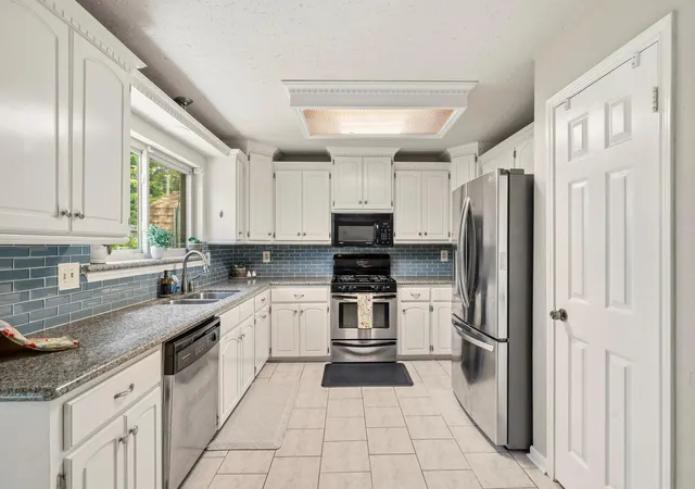 3rd image of 2135 Victoria Garden Dr, Richmond, TX 77406 | MLS# 36588272