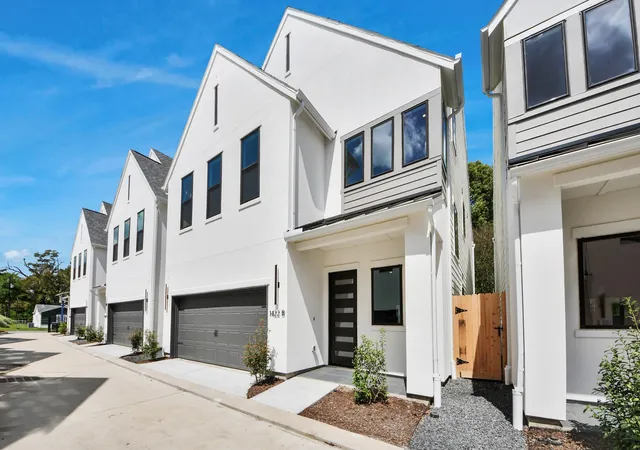 Photo 2 of Sale Pending at 1422 Caywood Ln #D, Houston, TX 77055 | MLS# 14351088 | Listing updated on 2026-08-28