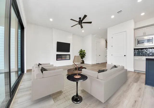 Photo 4 of Sale Pending at 1422 Caywood Ln #D, Houston, TX 77055 | MLS# 14351088 | Listing updated on 2026-08-28