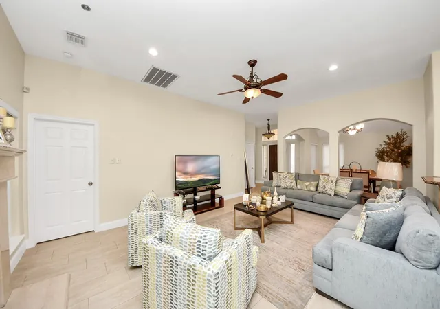 Photo 4 of Single family home for sale at 15511 Seminole Cyn Dr, Sugar Land, TX 77498 | MLS# 65268880 | Listing updated on 2026-10-08