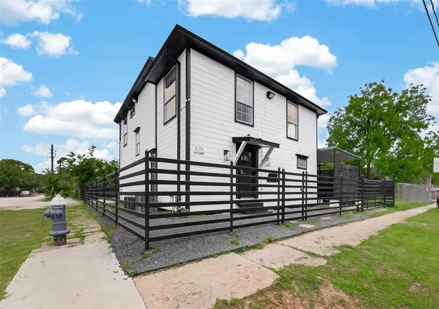 2nd image of 2120 Fulton St, Houston, TX 77009 | MLS# 36333500