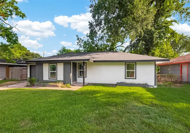 3rd image of 5751 Thrush Dr, Houston, TX 77033 | MLS# 46976348