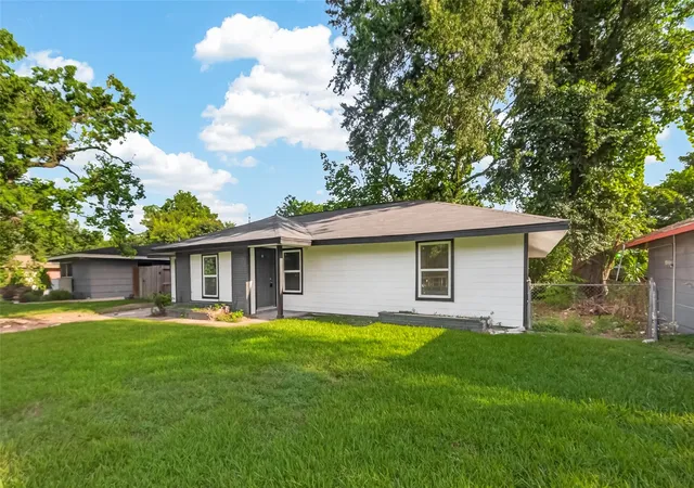 4th image of 5751 Thrush Dr, Houston, TX 77033 | MLS# 46976348