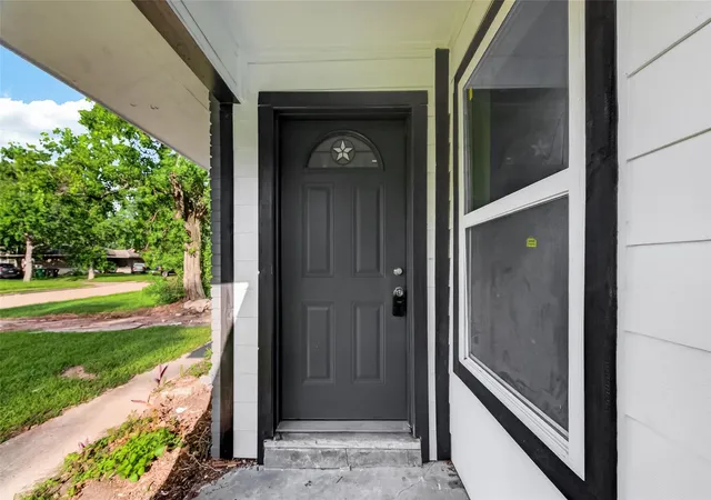5th image of 5751 Thrush Dr, Houston, TX 77033 | MLS# 46976348