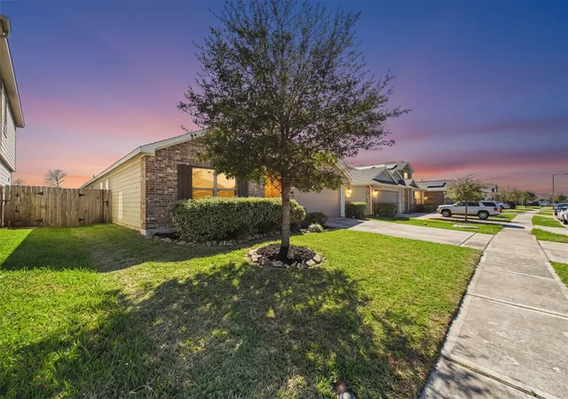 Photo 4 of Sale Pending at 1237 Steed Blf Dr, Alvin, TX 77511 | MLS# 80807893 | Listing updated on 2026-09-17