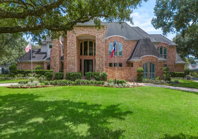 1st image of 3 Regent Ct, Sugar Land, TX 77478 | MLS# 22319120