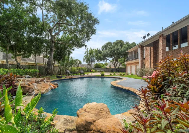 3rd image of 3 Regent Ct, Sugar Land, TX 77478 | MLS# 22319120