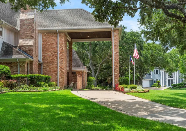 4th image of 3 Regent Ct, Sugar Land, TX 77478 | MLS# 22319120