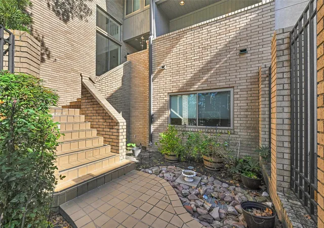 3rd image of 43 Legend Ln, Houston, TX 77024 | MLS# 54101710