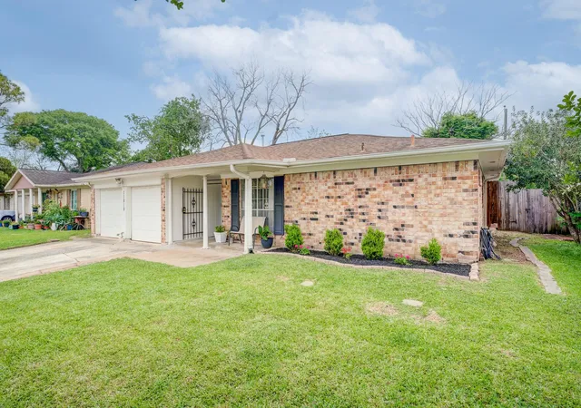 Photo 2 of Single family home for sale at 11819 S Nottingham Cir, Houston, TX 77071 | MLS# 492894 | Listing updated on 2026-08-29