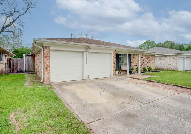Photo 3 of Single family home for sale at 11819 S Nottingham Cir, Houston, TX 77071 | MLS# 492894 | Listing updated on 2026-08-29