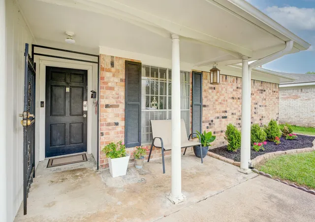 Photo 3 of Single family home for sale at 11819 S Nottingham Cir, Houston, TX 77071 | MLS# 492894 | Listing updated on 2026-08-29