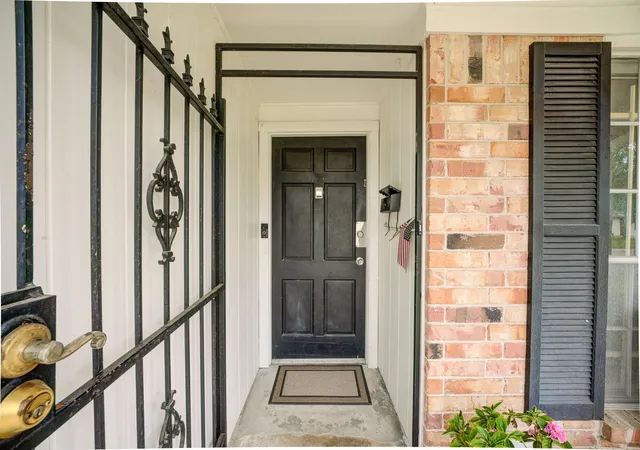 Photo 4 of Single family home for sale at 11819 S Nottingham Cir, Houston, TX 77071 | MLS# 492894 | Listing updated on 2026-08-29