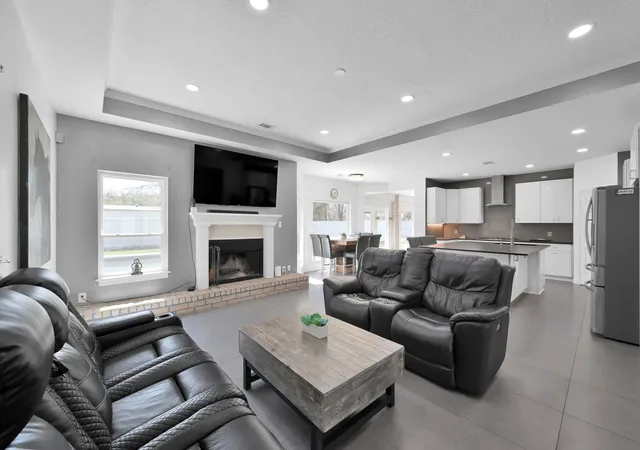 2nd image of 10420 Hufsmith Rd, Tomball, TX 77375 | MLS# 83404500