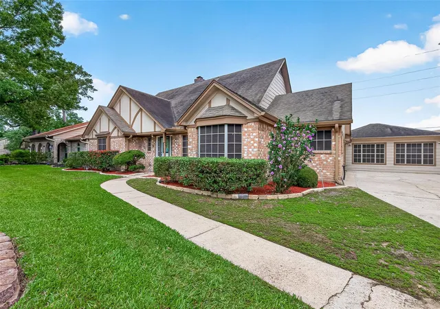 Photo 3 of Single family home for sale at 607 E Cypresswood Dr, Spring, TX 77373 | MLS# 16595543 | Listing updated on 2026-09-12