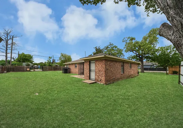 Photo 2 of Sale Pending at 615 Barbara Mae St, Houston, TX 77015 | MLS# 89037645 | Listing updated on 2026-09-08