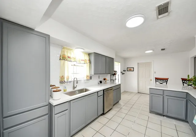 Photo 4 of Sale Pending at 615 Barbara Mae St, Houston, TX 77015 | MLS# 89037645 | Listing updated on 2026-09-08