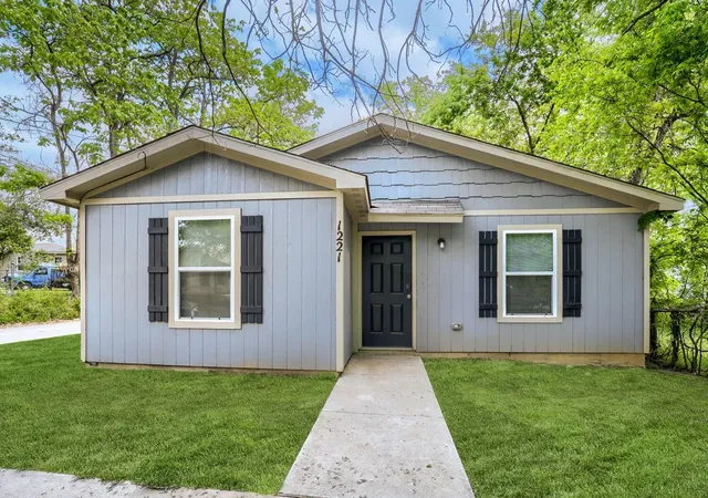Photo 2 of Single family home for sale at 1221 N Whitten Ave, Tyler, TX 75702 | MLS# 96199613 | Listing updated on 2026-08-29