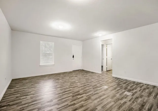 Photo 3 of Single family home for sale at 1221 N Whitten Ave, Tyler, TX 75702 | MLS# 96199613 | Listing updated on 2026-08-29
