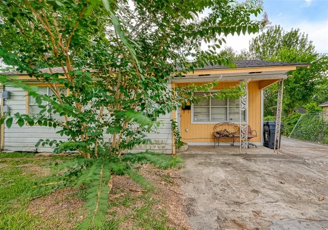 Photo 3 of Sale Pending at 508 Neyland St, Houston, TX 77022 | MLS# 22810748 | Listing updated on 2026-08-19