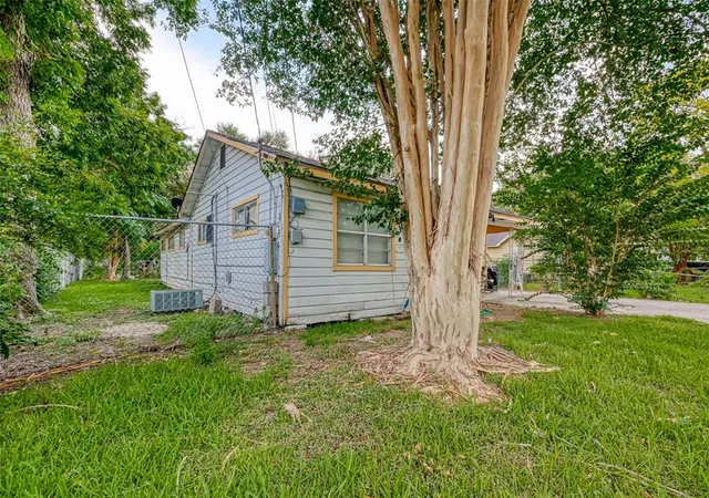 Photo 3 of Sale Pending at 508 Neyland St, Houston, TX 77022 | MLS# 22810748 | Listing updated on 2026-08-19