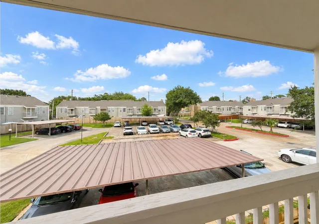 3rd image of 11710 Southlake Dr, Houston, TX 77077