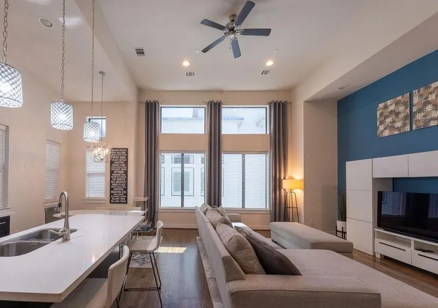 1st image of 94 N Hutcheson St, Houston, TX 77003 | MLS# 90924344