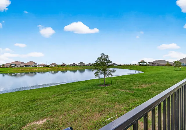 5th image of 2919 Golden Isle Dr, Texas City, TX 77568 | MLS# 71719255