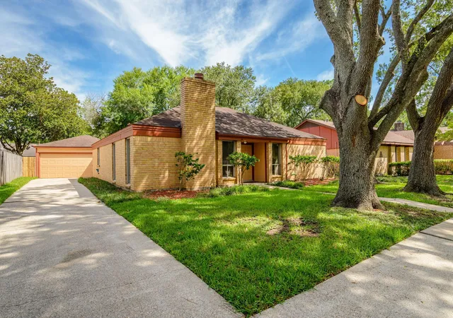 2nd image of 16023 Havenhurst Dr, Houston, TX 77059 | MLS# 64365045