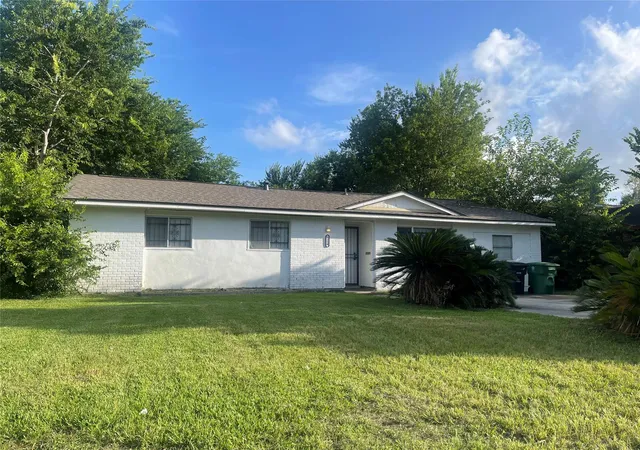Photo 1 of Sale Pending at 5250 Dumore Dr, Houston, TX 77048 | MLS# 89026077 | Listing updated on 2026-09-17