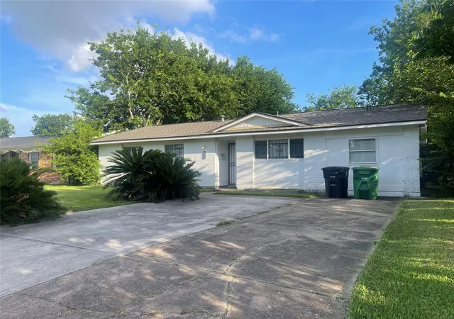 Photo 2 of Sale Pending at 5250 Dumore Dr, Houston, TX 77048 | MLS# 89026077 | Listing updated on 2026-09-17