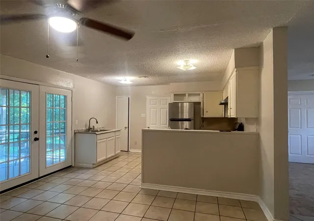 Photo 4 of Sale Pending at 5250 Dumore Dr, Houston, TX 77048 | MLS# 89026077 | Listing updated on 2026-09-17