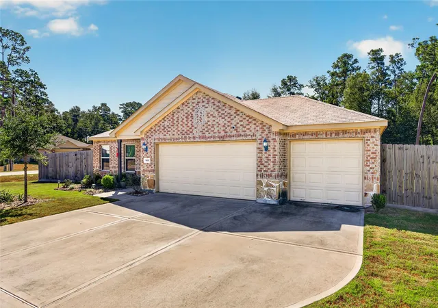 Photo 2 of Single family home for sale at 9805 Hunter Springs Dr, Conroe, TX 77306 | MLS# 41238687 | Listing updated on 2026-09-16