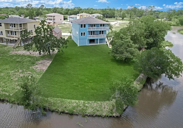 Photo 3 of Single family home for sale at 3921 Peacock Isle Dr, Dickinson, TX 77539 | MLS# 6157857 | Listing updated on 2026-10-10
