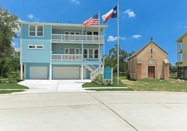 Photo 4 of Single family home for sale at 3921 Peacock Isle Dr, Dickinson, TX 77539 | MLS# 6157857 | Listing updated on 2026-10-10