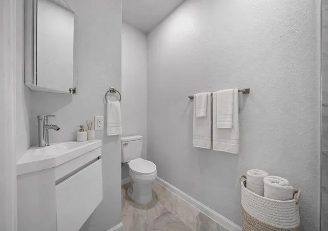 Listing Photo 4 - Condo for sale in building located at 2807 Church St, Galveston, TX 77550