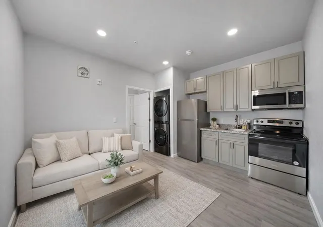 Listing Photo 5 - Condo for sale in building located at 2807 Church St, Galveston, TX 77550
