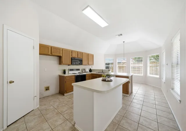 Photo 3 of Single family home for sale at 707 Laurel Grv Ln, Pearland, TX 77584 | MLS# 70649780 | Listing updated on 2026-09-16
