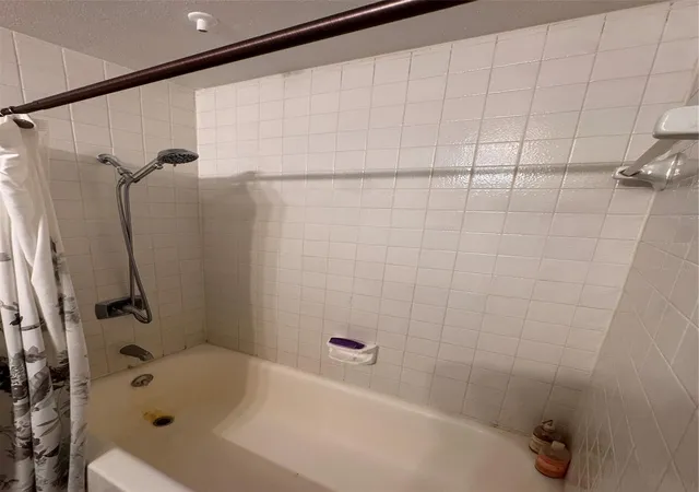 11th image of 3100 Walnut Bend Ln #201, Houston, TX 77042 | MLS# 68559055
